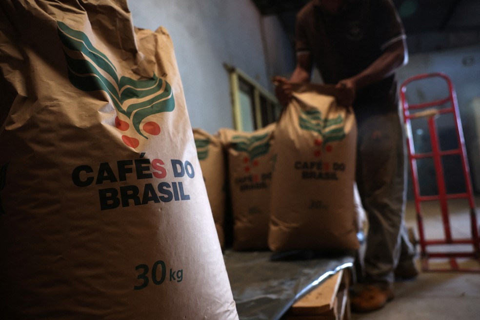 Saca de café em fazenda perto de Brasília em 15 de julho de 2025 — Foto: Adriano Machado/Reuters