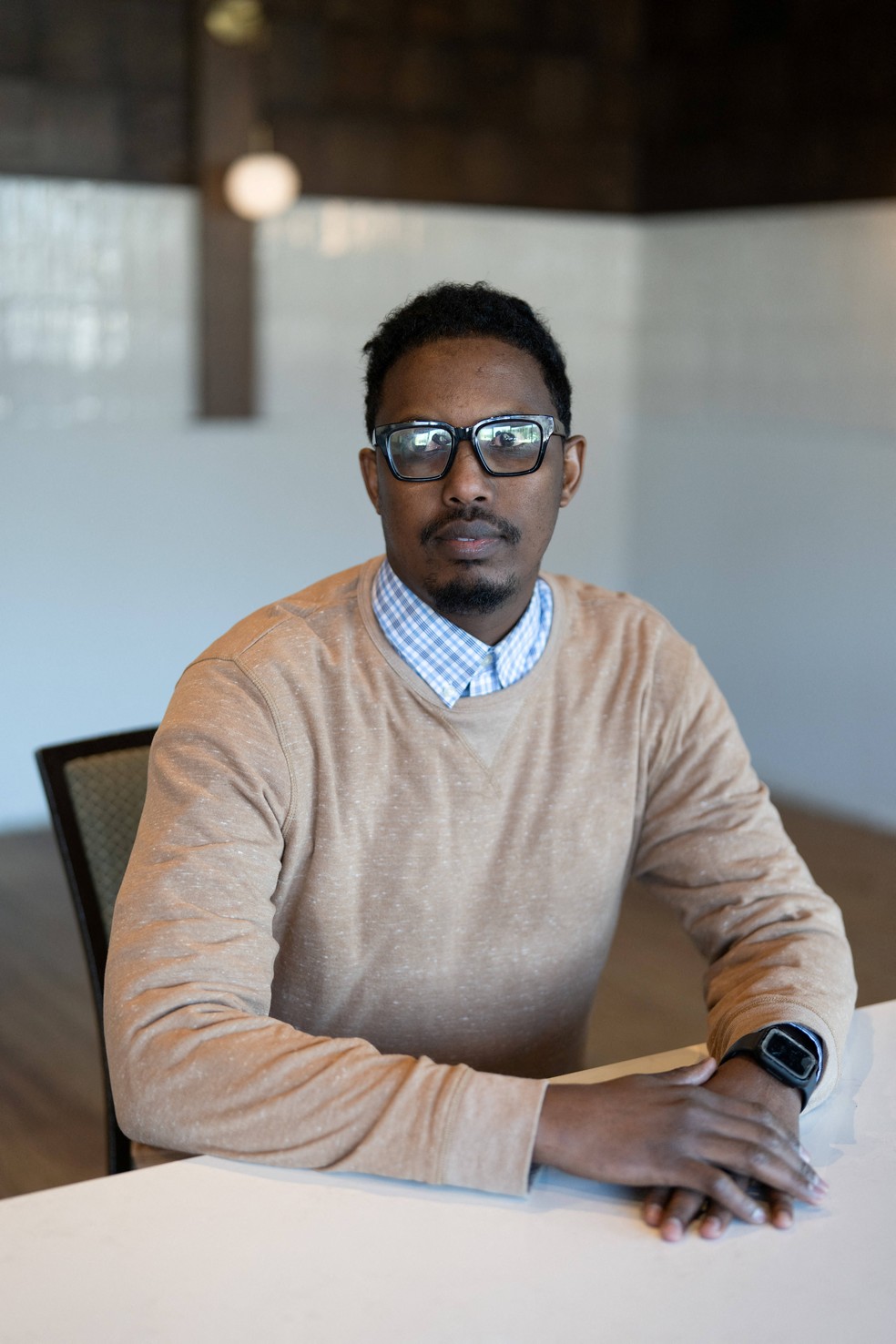O líder comunitário Abdullahi Kahiye posa para um retrato, dias após um agente do ICE ter matado Good a tiros, em Bloomington, Minnesota. — Foto: Reuters