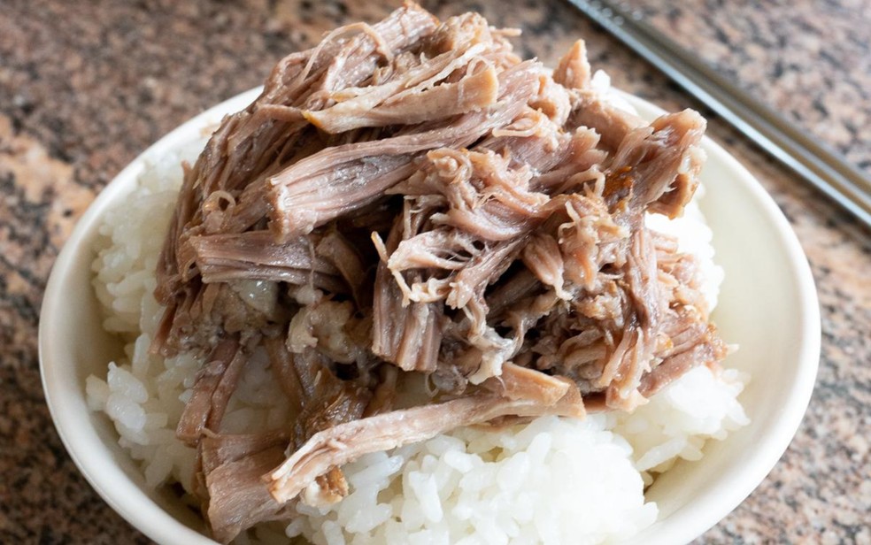 Imagem de arroz com carne de porco. Brasil bateu recorde nas exportações de carne suína em 2025 — Foto: onolicioushawaii