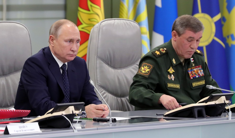 O presidente russo Vladimir Putin e o chefe das Forças Armadas da Rússia Valery Gerasimov supervisionam o teste do míssil hipersônico Avangard nesta quarta-feira (26) — Foto: Mikhail Klimentyev, Sputnik, Kremlin Pool Photo via AP