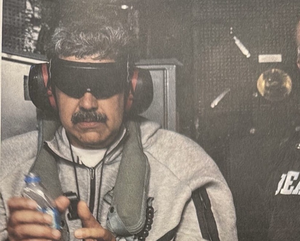 Trump divulga foto de Maduro após captura do líder — Foto: Reprodução/Redes sociais