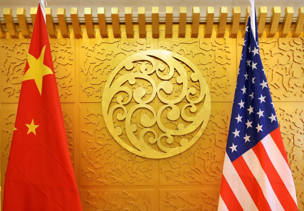 Bandeiras da China e dos Estados Unidos em imagem de arquivo de encontro diplomático de representantes dos países em abril — Foto: Jason Lee/Reuters