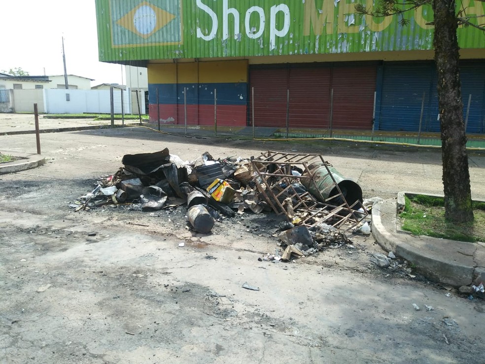 Local onde antes havia acampamento de venezuelanos às margens da BR-174 agora tem só restos de objetos queimados — Foto: Jackson Félix/G1 RR