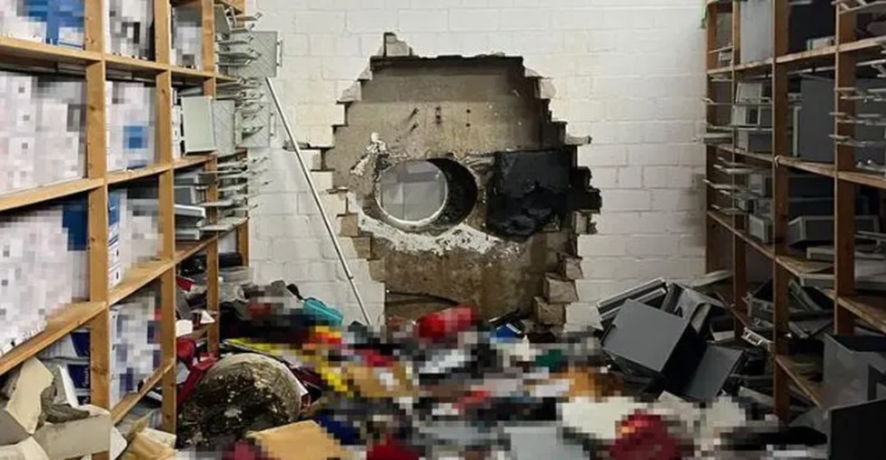 Segundo a polícia, os ladrões usaram um estacionamento para acessar o banco — Foto: Gelsenkirchen Police