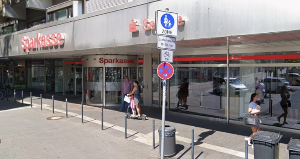 O banco Sparkasse disse aos clientes da agência que probabilidade de seus cofres terem sido arrombados é "muito alta" — Foto: Google