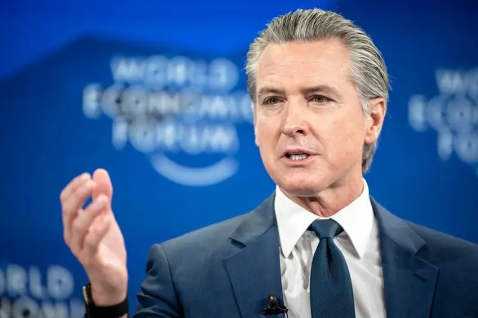 Gavin Newsom, governador democrata da Califórnia, promete campanha contra o imposto. — Foto: EPA via BBC