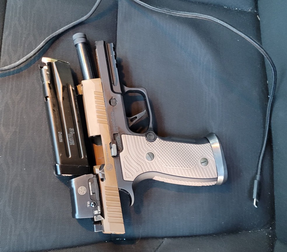 O Departamento de Segurança Interna dos EUA divulgou a foto de uma pistola semiautomática calibre 9 milímetros que teria sido encontrada com o homem morto em Minneapolis — Foto: Reprodução/DHS