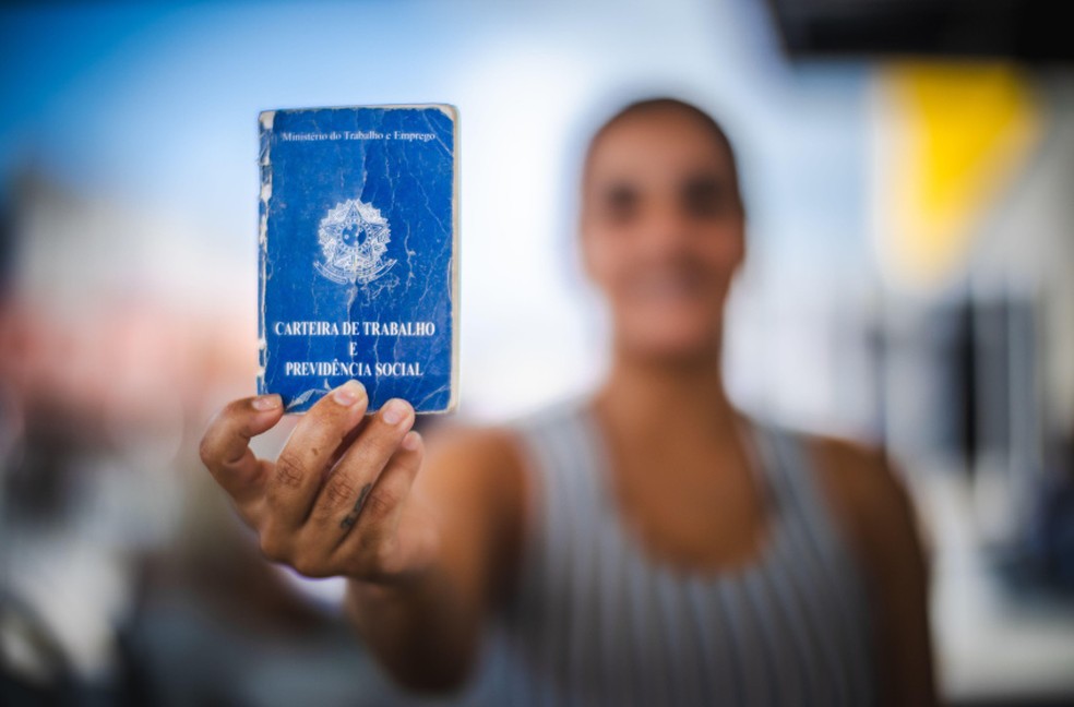 Carteira de trabalho vaga de emprego Sine Maceió — Foto: Jonathan Lins