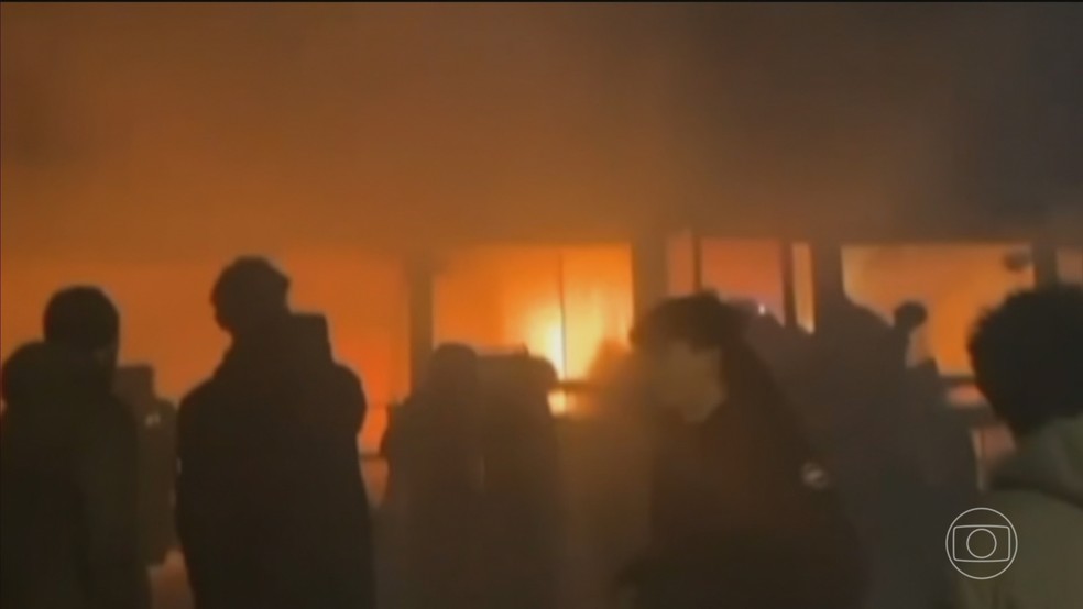 Na Suíça, incêndio em festa de Ano Novo mata dezenas de pessoas e deixa mais de 100 feridos — Foto: Jornal Nacional/ Reprodução