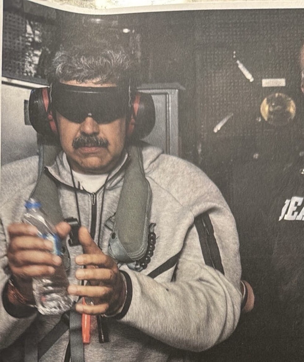 Trump divulga foto de Maduro após captura do líder — Foto: Reprodução/Redes sociais