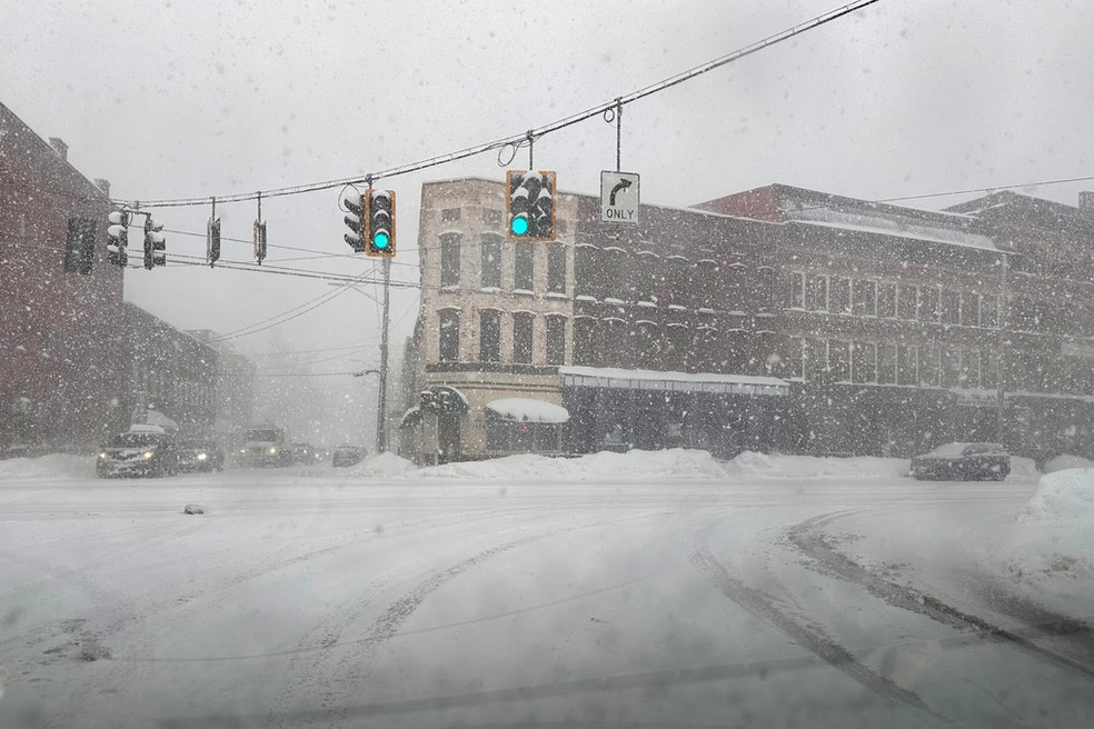 Neve em cruzamento em Lowville, Nova York — Foto: AP/Cara Anna