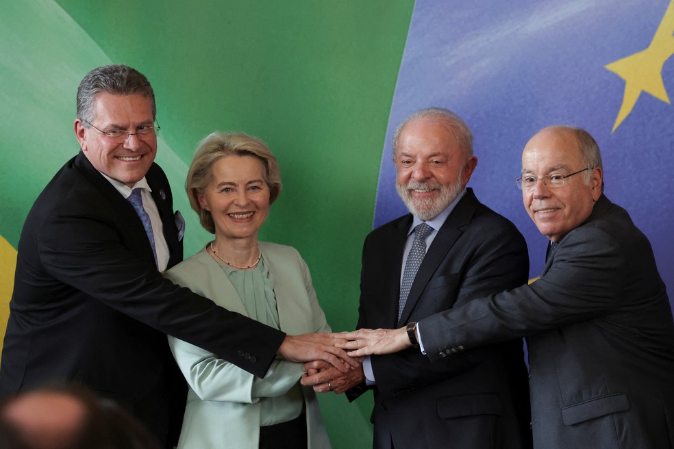 O presidente do Brasil, Luiz Inácio Lula da Silva, posa para uma foto com a presidente da Comissão Europeia, Ursula von der Leyen, o ministro das Relações Exteriores do Brasil, Mauro Vieira, e o comissário europeu de Comércio e Segurança Econômica, Maroš Šefčovič, no Palácio do Itamaraty, no Rio de Janeiro, Brasil, em 16 de janeiro. — Foto: Ricardo Moraes/Reuters
