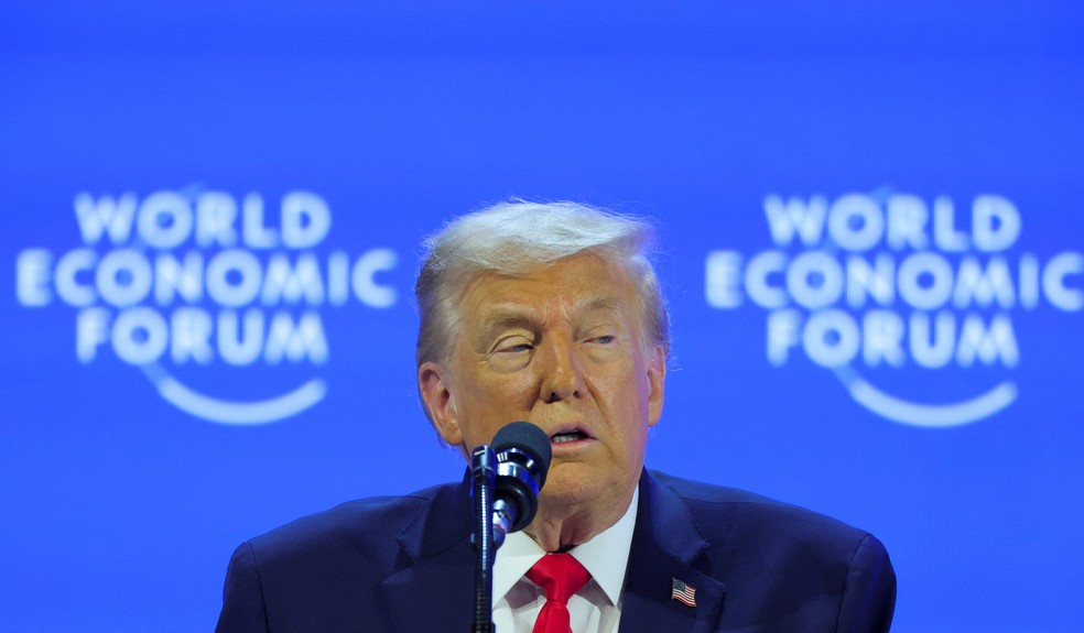 Presidente dos Estados Unidos, Donald Trump, discursa no Fórum Econômico Mundial em Davos, na Suíça, em 21 de janeiro de 2026. — Foto: REUTERS/Denis Balibouse
