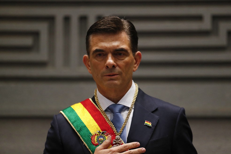 Rodrigo Paz veste a faixa presidencial após tomar posse na Bolívia, em 8 de novembro de 2025 — Foto: Luis Gandarillas / POOL / AFP