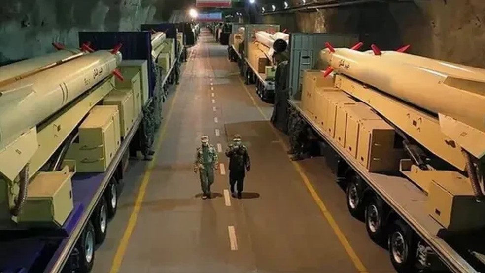 Interior de uma das "cidades de mísseis" onde é armazenada uma grande quantidade de mísseis balísticos Kheibar — Foto: Tansim