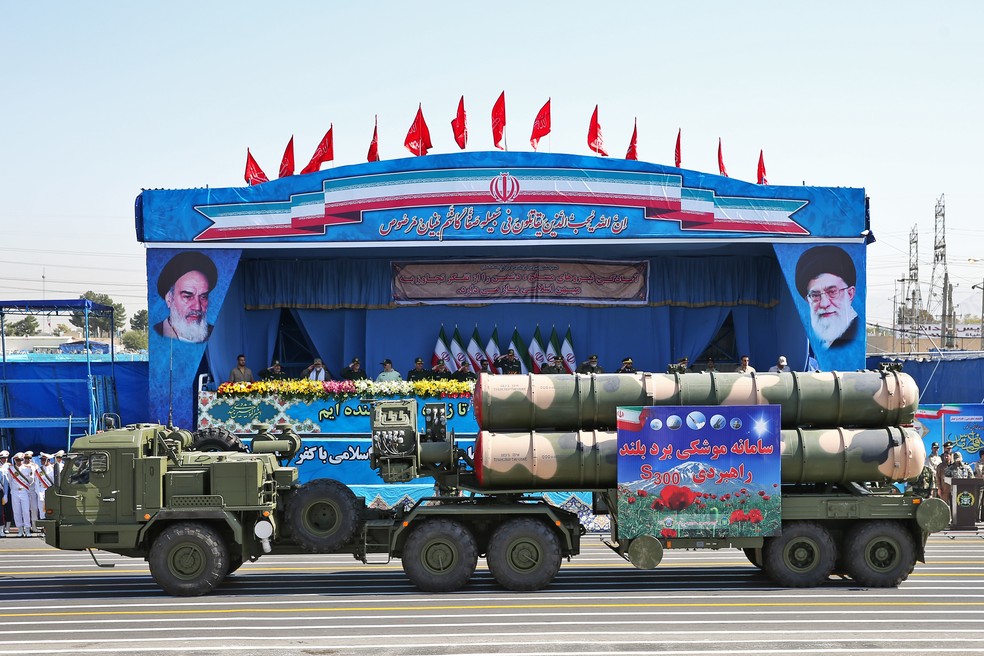 Avançado sistema de mísseis S-300 é exibido pelo Exército do Irã durante desfile militar em 2022. — Foto: Ebrahim Noroozi/AP