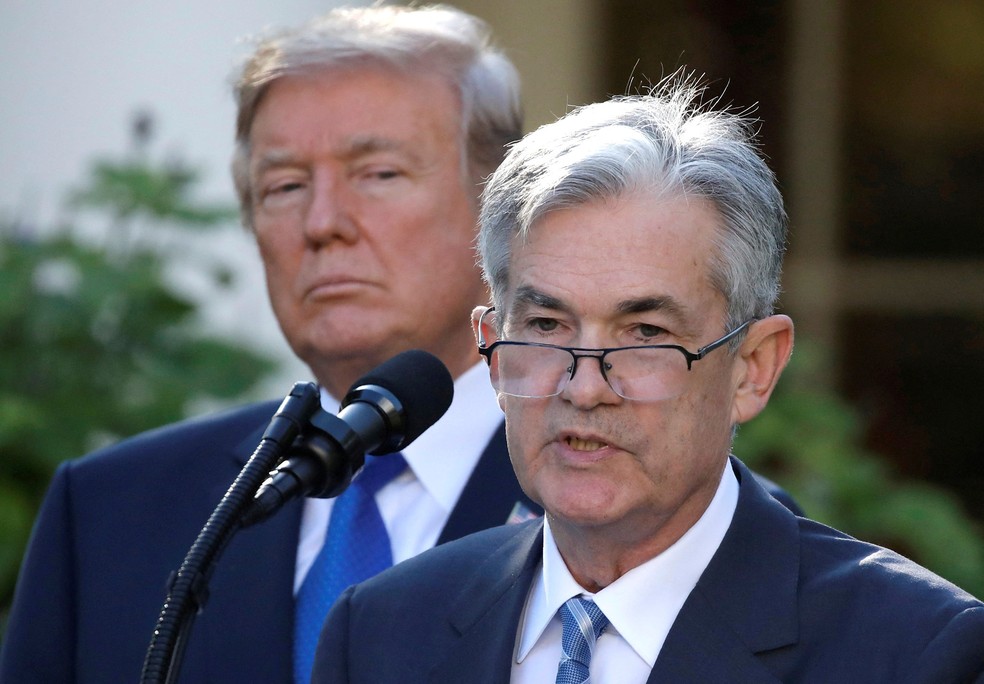 Foto de arquivo: O presidente dos EUA, Donald Trump, observa Jerome Powell, seu indicado para presidir o Federal Reserve (Fed), durante discurso na Casa Branca, em Washington, EUA, em 2 de novembro de 2017. — Foto: REUTERS/Carlos Barria/Foto de arquivo