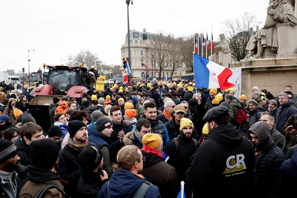 Agricultores franceses protestam em frente à Assembleia Nacional contra o acordo UE-Mercosul — Foto: Benoit Tessier/Reuters