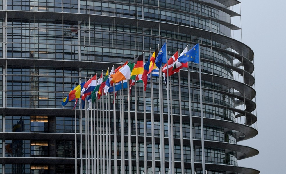 Bandeiras de países da União Europeia na sede do Parlamento Europeu, em Estrasburgo, França — Foto: Hassan Anayi/Unsplash