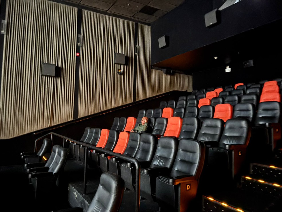 Aposentado Fernando Passos foi o único espectador na estreia de “Melania” em um cinema da Pompeia, em São Paulo — Foto: Vinícius Lemos/g1