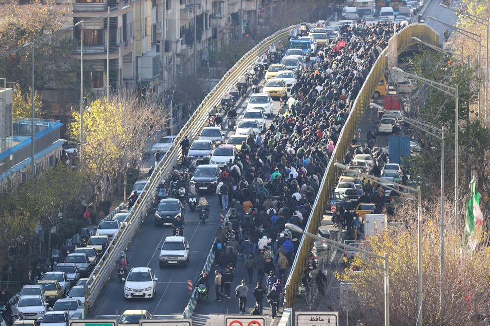 Manifestantes marcharam no centro de Teerã, Irã, contra a situação econômica do país, em 29 de dezembro de 2025 — Foto: Fars via AP