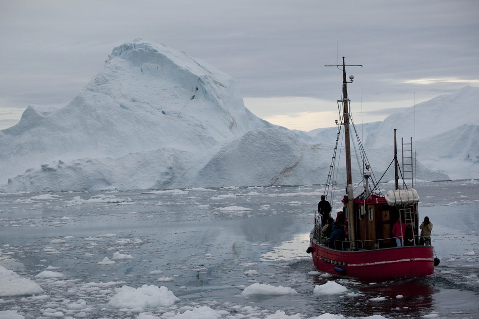 Foto de julho de 2011 mostra um barco navegando lentamente através do gelo flutuante e ao redor de icebergs em Ilulissat, na Groenlândia. As Organizações Meteorológicas Mundiais confirmaram publicamente nesta quarta-feira (23) o recorde de temperatura negativa para o hemisfério: -69,6ºC, registrado em 22 de dezembro de 1991 — Foto: Brennan Linsley/Arquivo/AP
