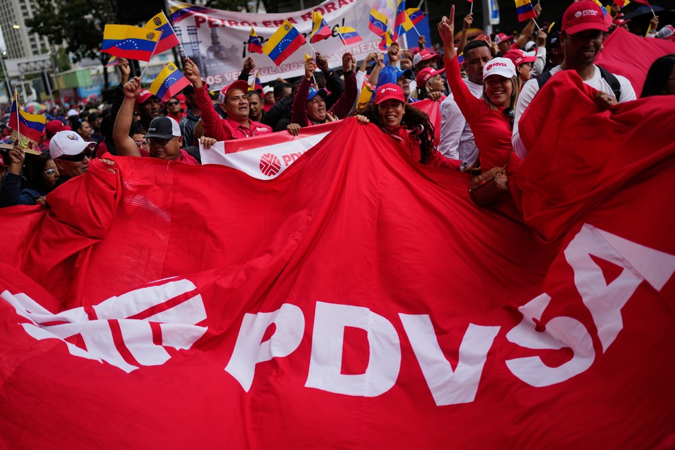 Trabalhadores da estatal petrolífera venezuelana PDVSA fazem ato de apoio a um projeto de reforma do setor de petróleo em Caracas, Venezuela, em 29 de janeiro de 2026. — Foto: AP