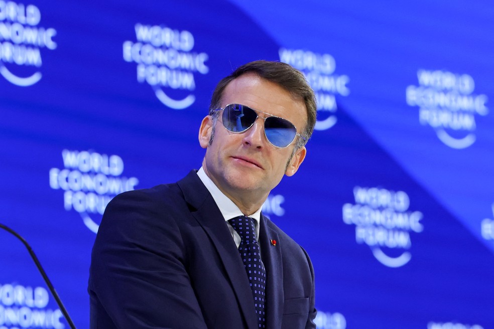 Presidente da França, Emmanuel Macron, aparece vestindo óculos escuros em discurso no Fórum Econômico de Davos em 20 de janeiro de 2026. — Foto: REUTERS/Denis Balibouse