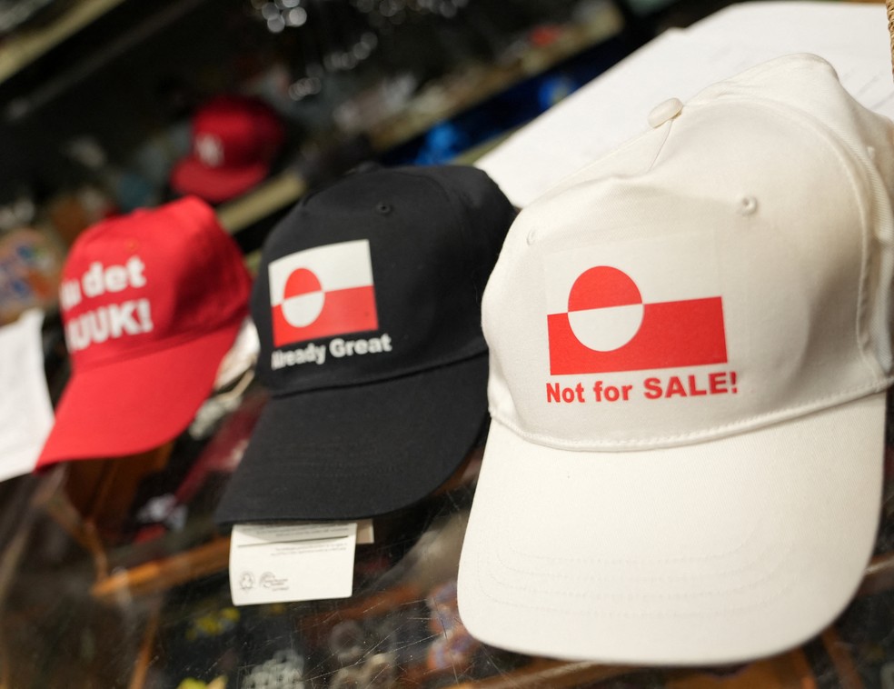Bonés com slogans de apoio à Groenlândia estão expostos em uma loja de roupas em Copenhague, na Dinamarca, em 20 de janeiro de 2026. — Foto: REUTERS/Tom Little