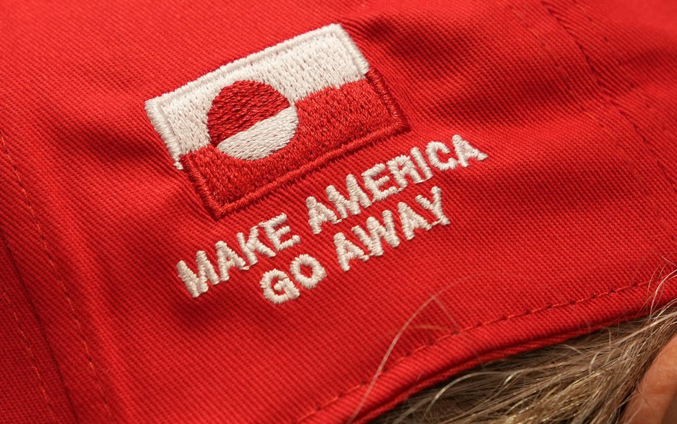 O slogan “Make America Go Away” está bordado na lateral de um boné usado pelo coproprietário da loja de roupas McKorman, em Copenhague, na Dinamarca, em 20 de janeiro de 2026. — Foto: REUTERS/Tom Little
