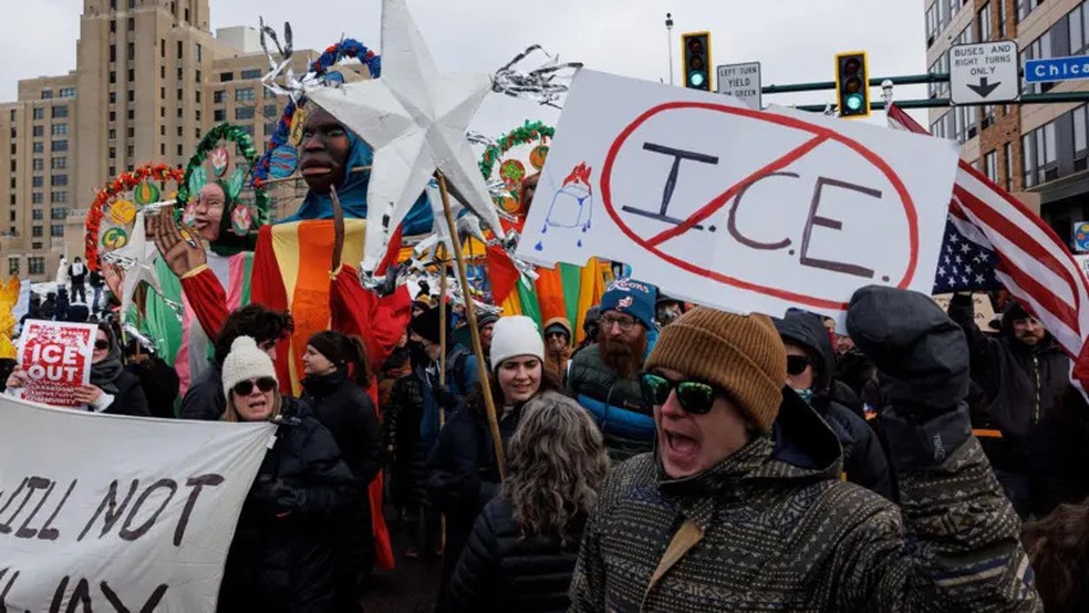 Autoridades municipais disseram que 30 pessoas foram presas durante os protestos do fim de semana — Foto: Reuter via BBC