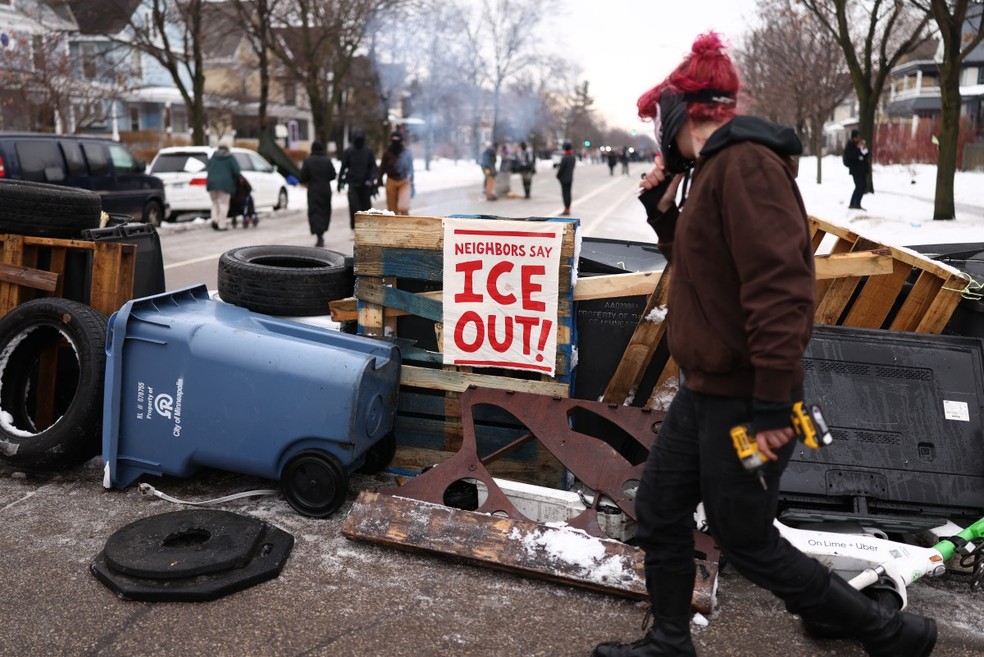 Minnesota: manifestantes se reúnem na rua onde Renee Nicole Good foi baleada e morta à queima-roupa por um agente do ICE — Foto: CHARLY TRIBALLEAU / AFP