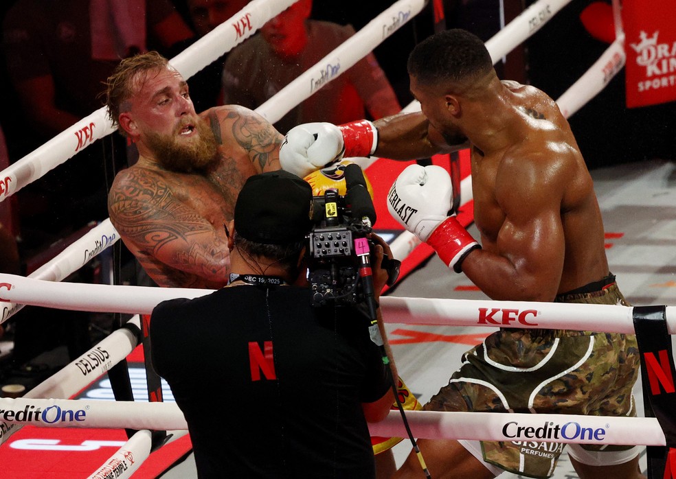 Momento em que boxeador Anthony Joshua nocauteia influenciador Jake Paul durante luta em Miami, nos EUA, em 20 de dezembro de 2025. — Foto: Marco Bello/ Reuters
