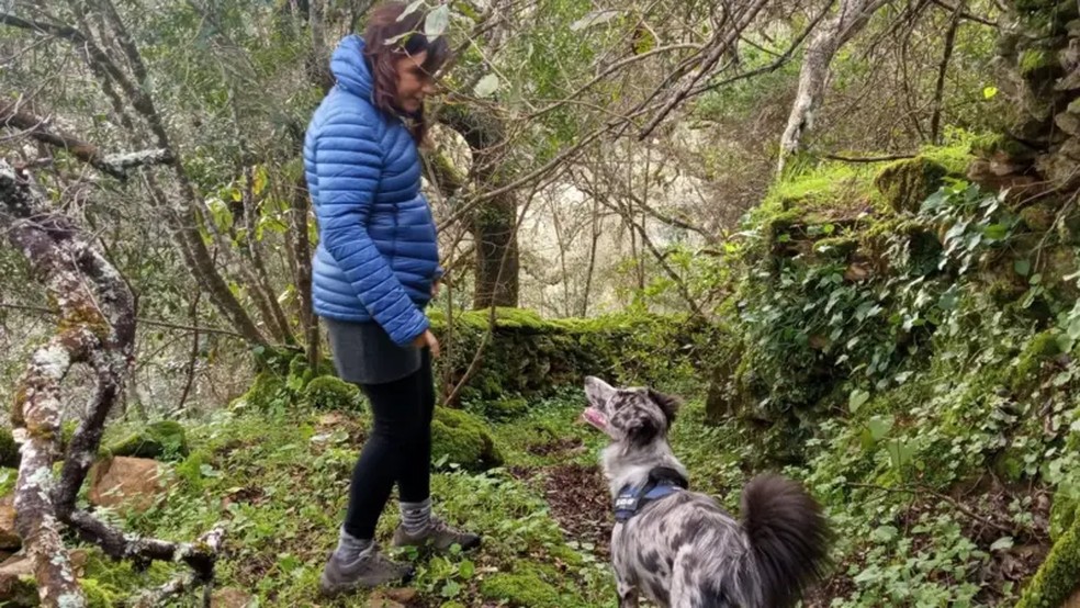 Ainara e Roger estão criando a filha, Irati, no pequeno povoado de Corterrangel, cercados pela natureza e com a cachorra Eska — Foto: Cortesia via BBC