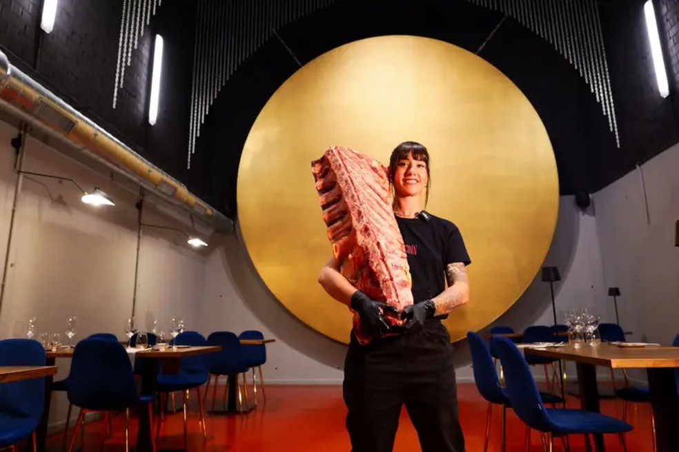 Anaí Meléndez diz que não é a única a ir para a grande cidade e depois voltar às origens — Foto: Cristina Chamorro via BBC