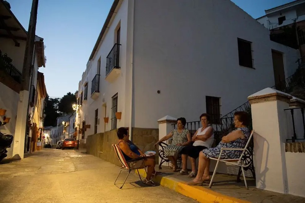 Algumas senhoras aproveitam o frescor da tarde em Arriate, em Málaga. A vida mais tranquila e com vínculos sociais mais fortes nos povoados é um dos motivos que levam cada vez mais pessoas a fazer a migração inversa — Foto: Jorge Guerrero/AFP/Getty Images via BBC