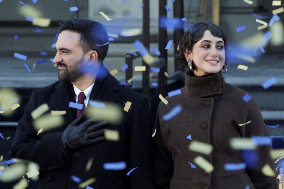 Zohran Mamdani, novo prefeito de NY, e a mulher Rama Duwaji — Foto: Jeenah Moon/Reuters