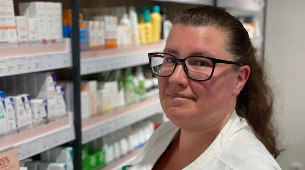 A farmacêutica Yasmine Lindberg luta contra a solidão — Foto: BBC