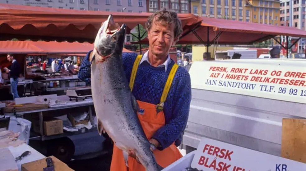 No início da década de 1990, a produção de salmão em cativeiro da Noruega crescia muito mais rápido que os consumidores da Europa e dos Estados Unidos conseguiam comprar o produto — Foto: Getty Images/ via BBC