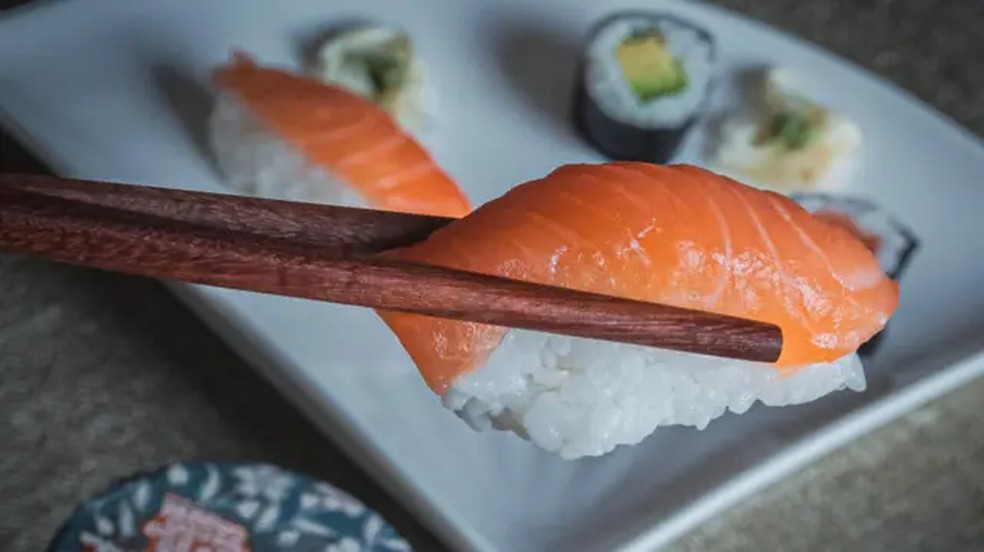 Japoneses começaram a consumir sushi com salmão cru na década de 1990 — Foto: Getty Images