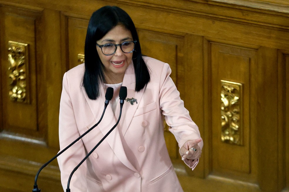 A vice-presidente da Venezuela, Delcy Rodríguez, fala no Congresso Nacional, em Caracas, no dia 4 de dezembro de 2025 — Foto: Pedro Mattey/AFP