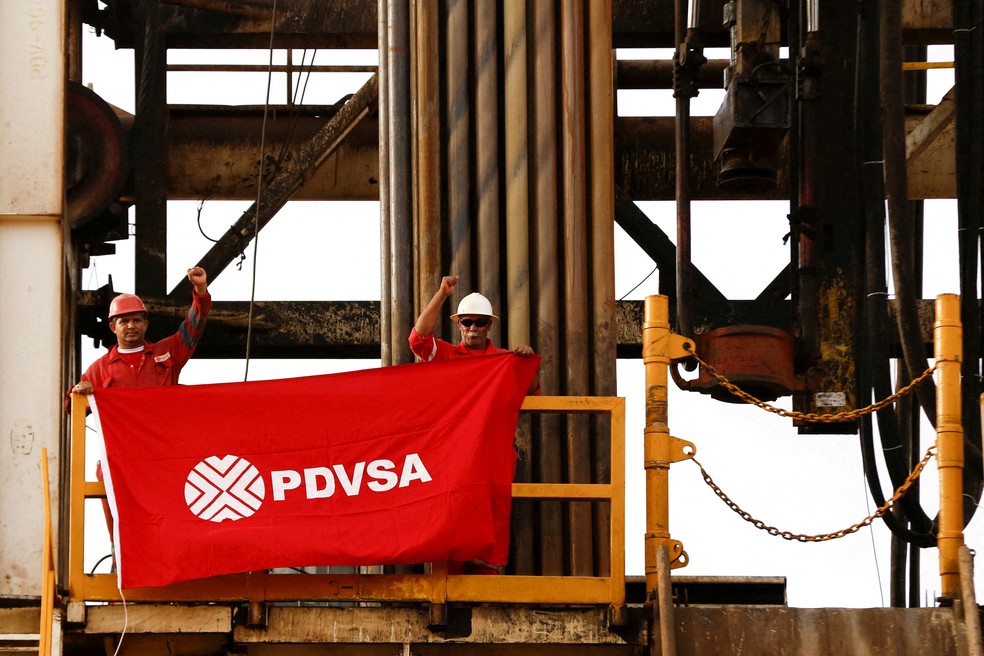 Plataforma de perfuração em um poço de petróleo da PDVSA em Orinoco, perto de Cabrutica, Anzoátegui — Foto: Reuters
