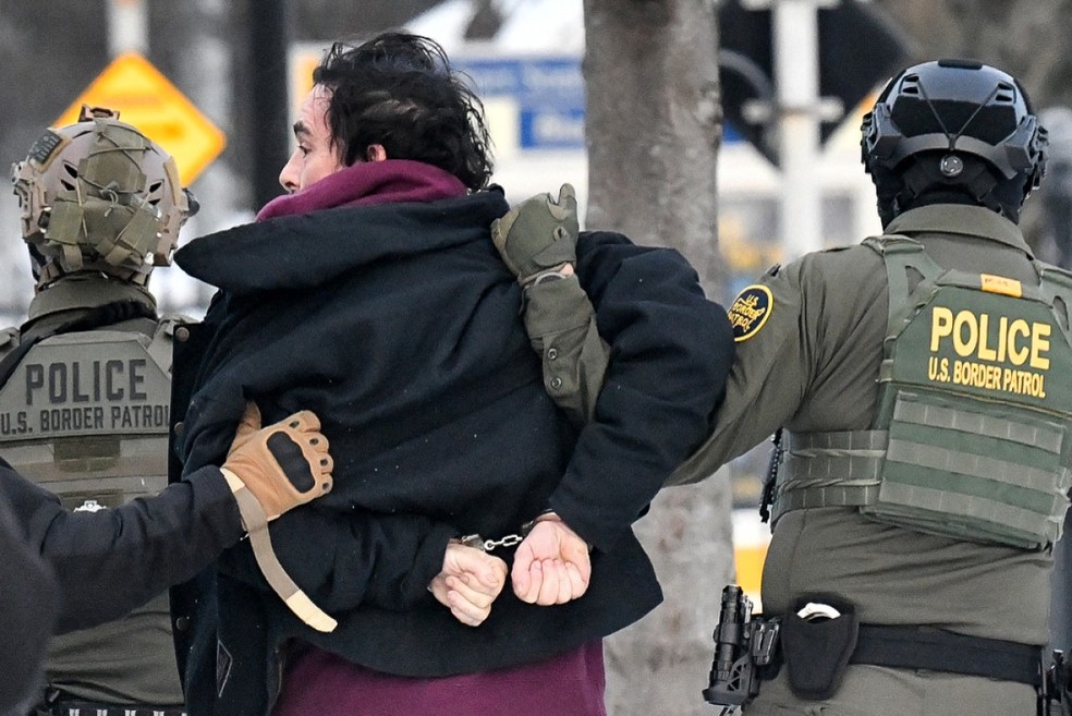 Agentes federais detêm manifestante em Saint Paul, Minnesota, em 8 de janeiro de 2026. — Foto: OCTAVIO JONES / AFP