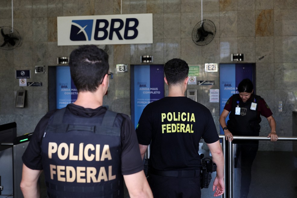 Agentes da Polícia Federal entram no BRB, Banco de Brasília, na primeira fase da operação Compliance Zero em novembro — Foto: Reuters/Mateus Bonomi
