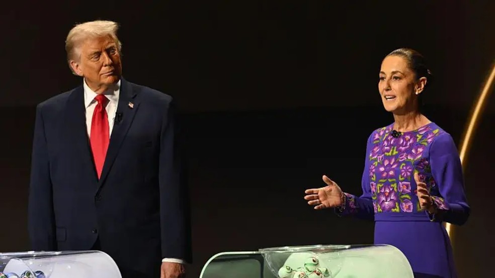 Donald Trump olha para Claudia Sheinbaum durante um discurso da presidente mexicana no sorteio da Copa do Mundo de 2026 — Foto: Getty Images via BBC