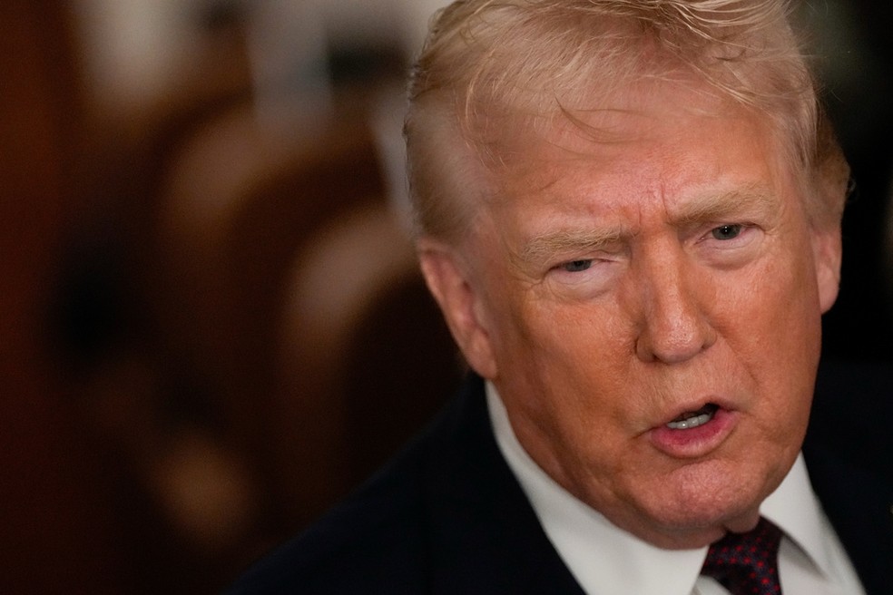 Presidente dos EUA, Donald Trump, fala com jornalistas em Maryland — Foto: Julia Demaree Nikhinson/AP