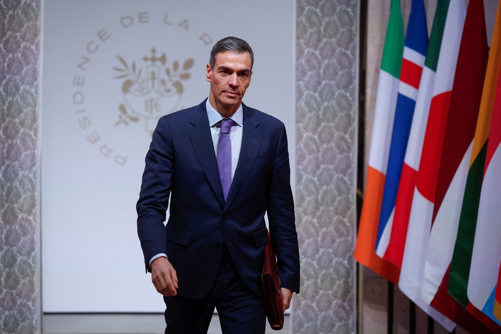O primeiro-ministro espanhol, Pedro Sánchez, chega para a cúpula da Coligação dos Dispostos no Palácio do Eliseu, em Paris — Foto: YOAN VALAT/Pool via REUTERS