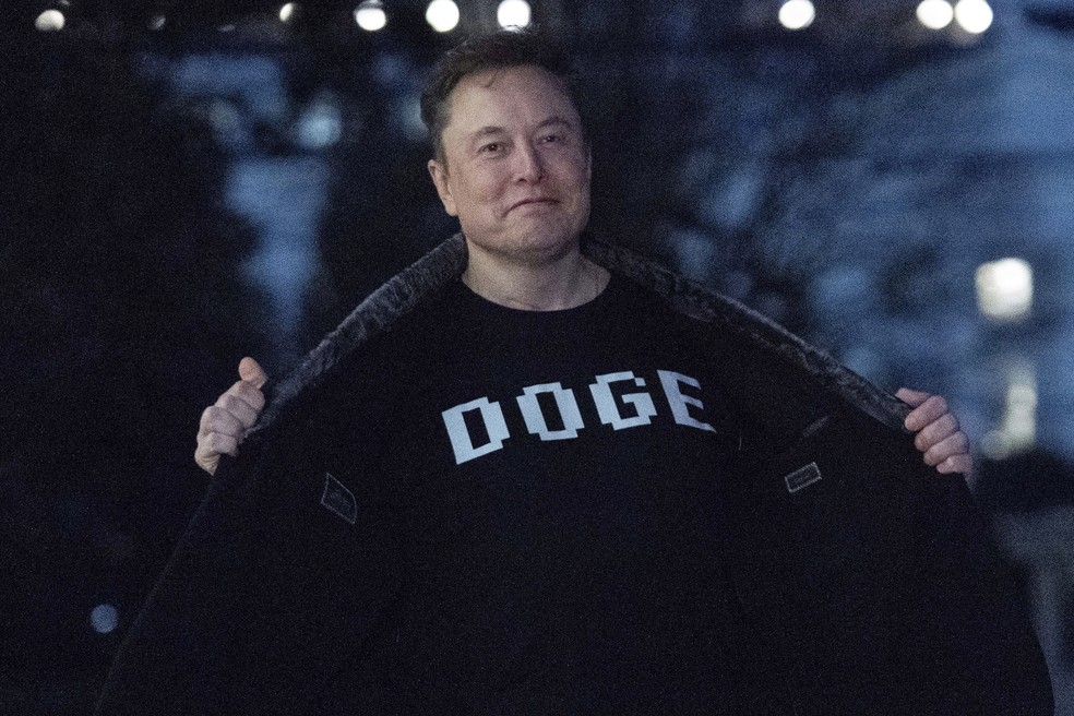 Elon Musk usa camiseta com a inscrição DOGE na Casa Branca, em março de 2025 — Foto: AP Foto/Jose Luis Magana