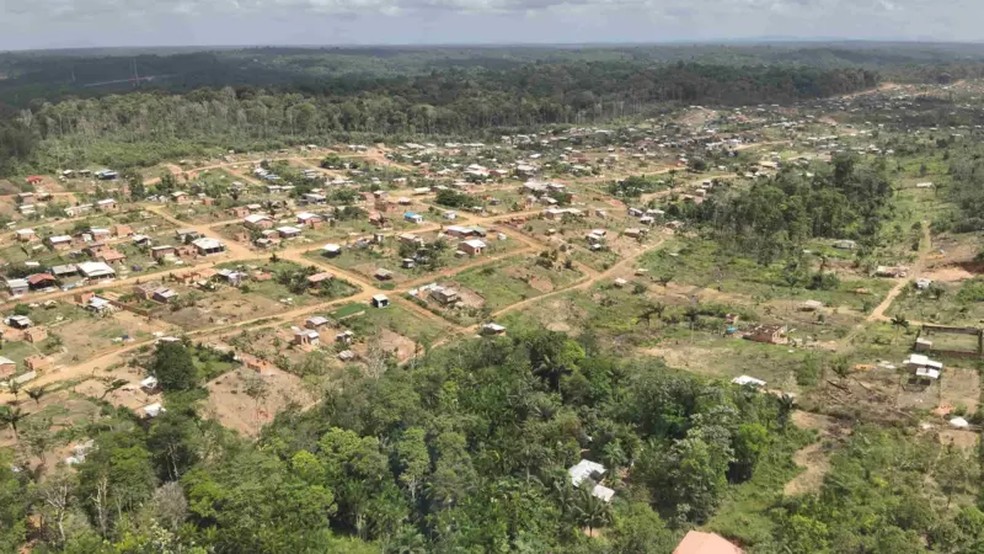 Área desmatada recebeu novas ocupações no Oiapoque; moradores chegam na esperança dos recursos do petróleo — Foto: Uesclei Costa