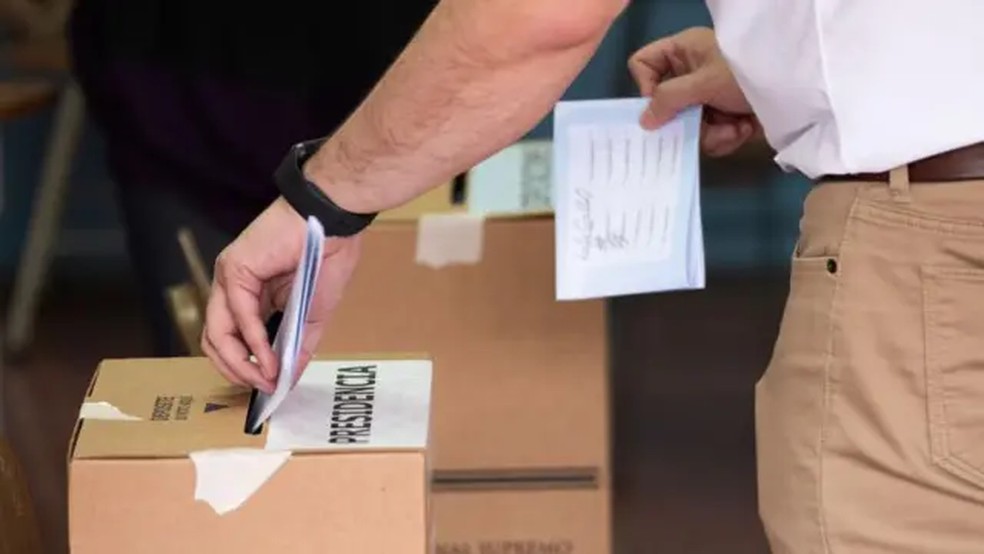 Milhões de latino-americanos estão convocados a comparecer às urnas em 2026 — Foto: Bloomberg via Getty Images